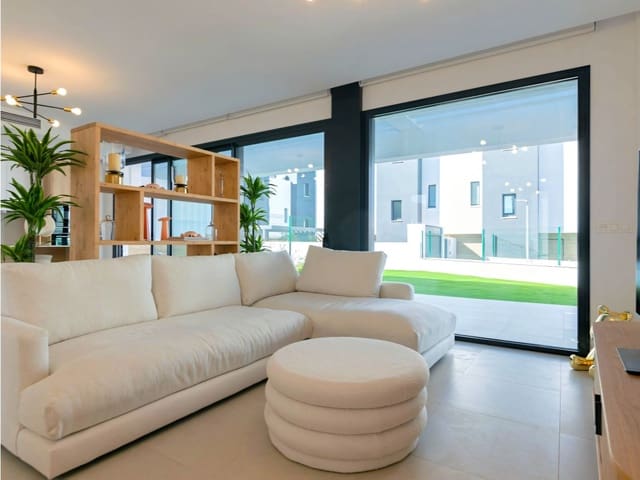 4 chambre Villa/Maison Semi-Mitoyenne à vendre à New Golden Mile, Estepona avec piscine - 950 000 € (Ref: 9689973)