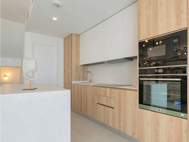 4 chambre Villa/Maison Semi-Mitoyenne à vendre à New Golden Mile, Estepona avec piscine - 950 000 € (Ref: 9689973)