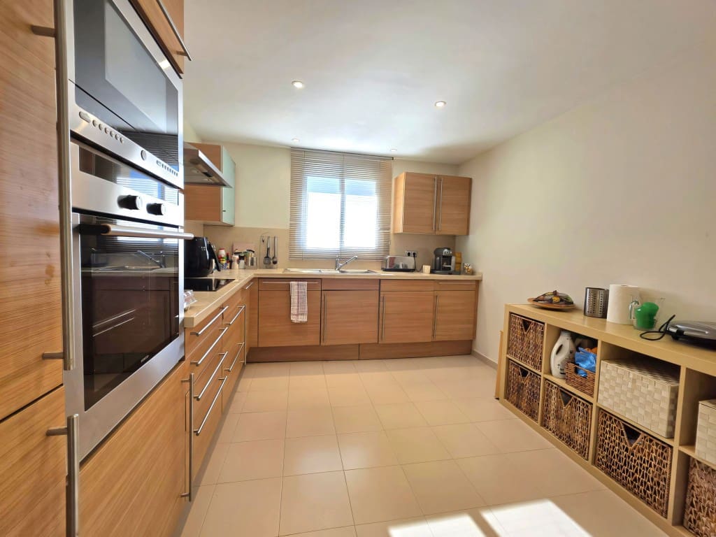 2 bedroom Apartment for sale in Estepona with pool garage - € 749,000 (Ref: 9689974)