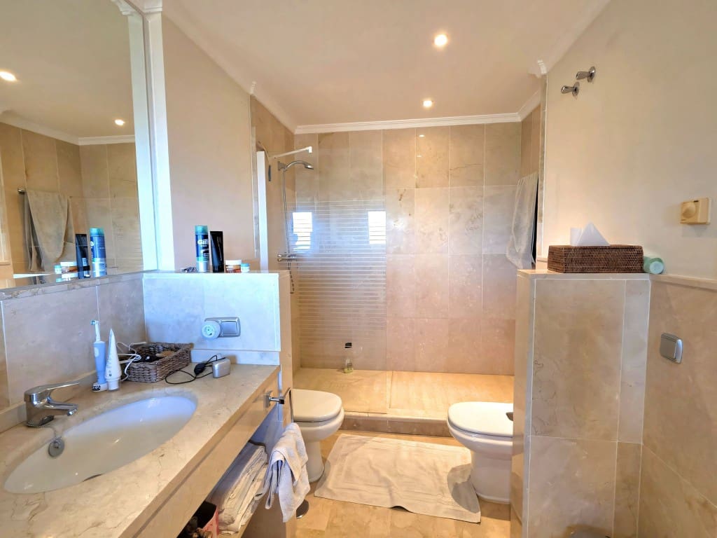 2 bedroom Apartment for sale in Estepona with pool garage - € 749,000 (Ref: 9689974)