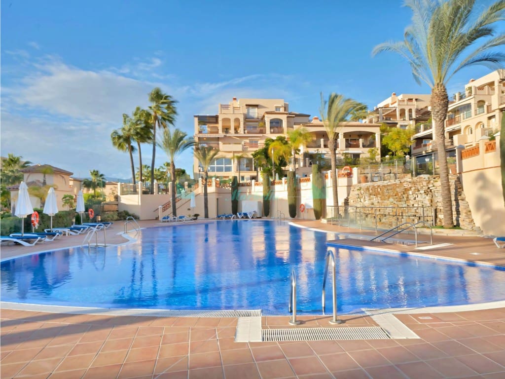 2 bedroom Apartment for sale in Estepona with pool garage - € 749,000 (Ref: 9689974)
