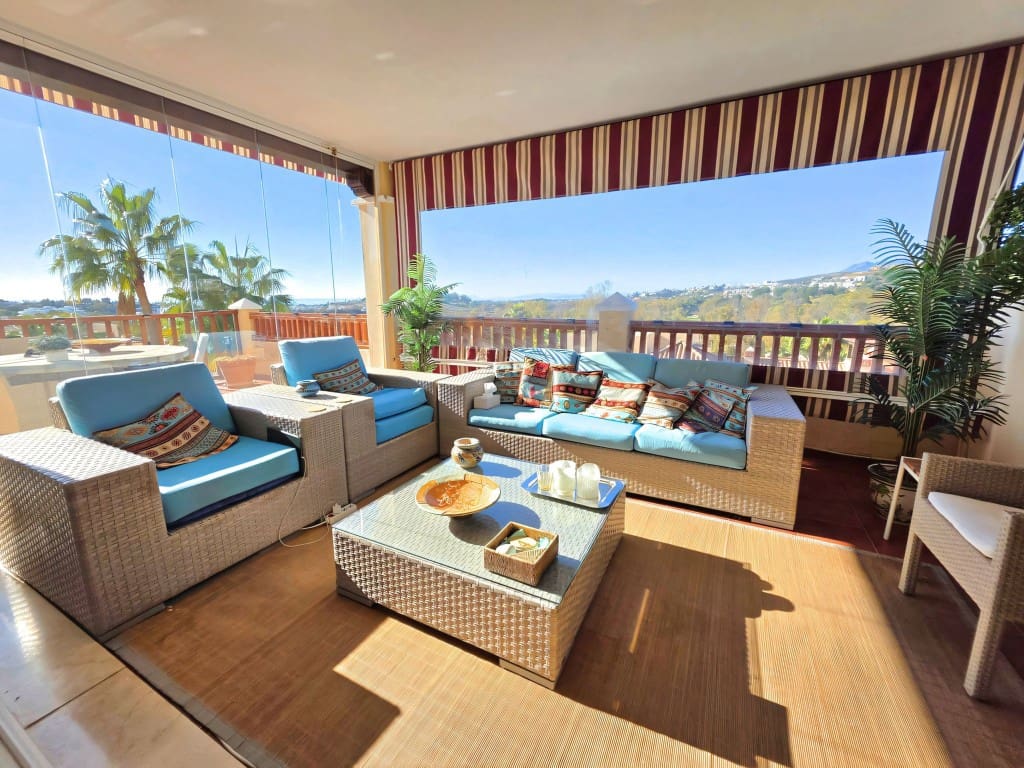 2 bedroom Apartment for sale in Estepona with pool garage - € 749,000 (Ref: 9689974)