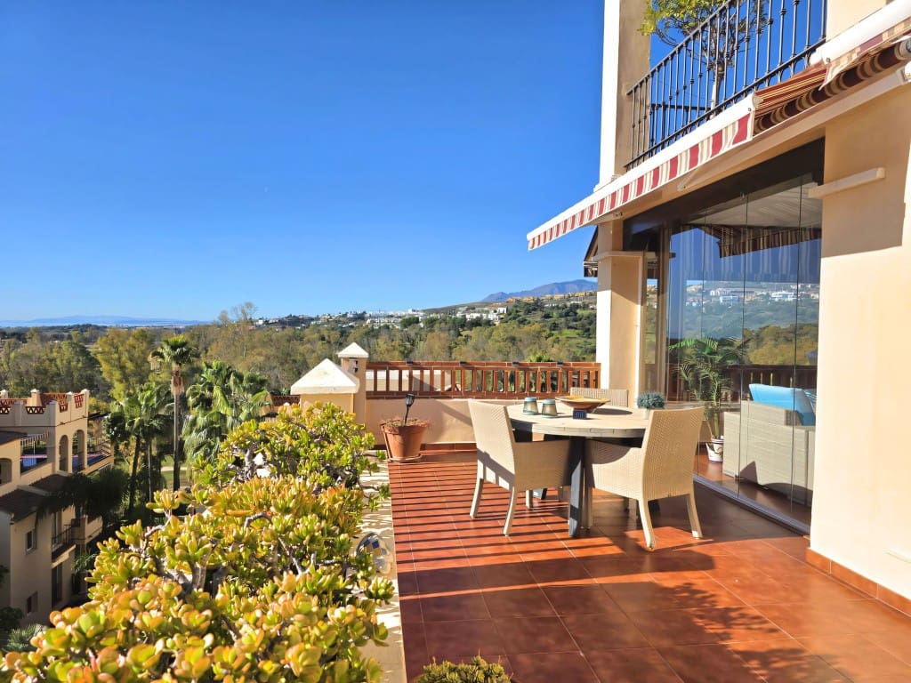 2 bedroom Apartment for sale in Estepona with pool garage - € 749,000 (Ref: 9689974)