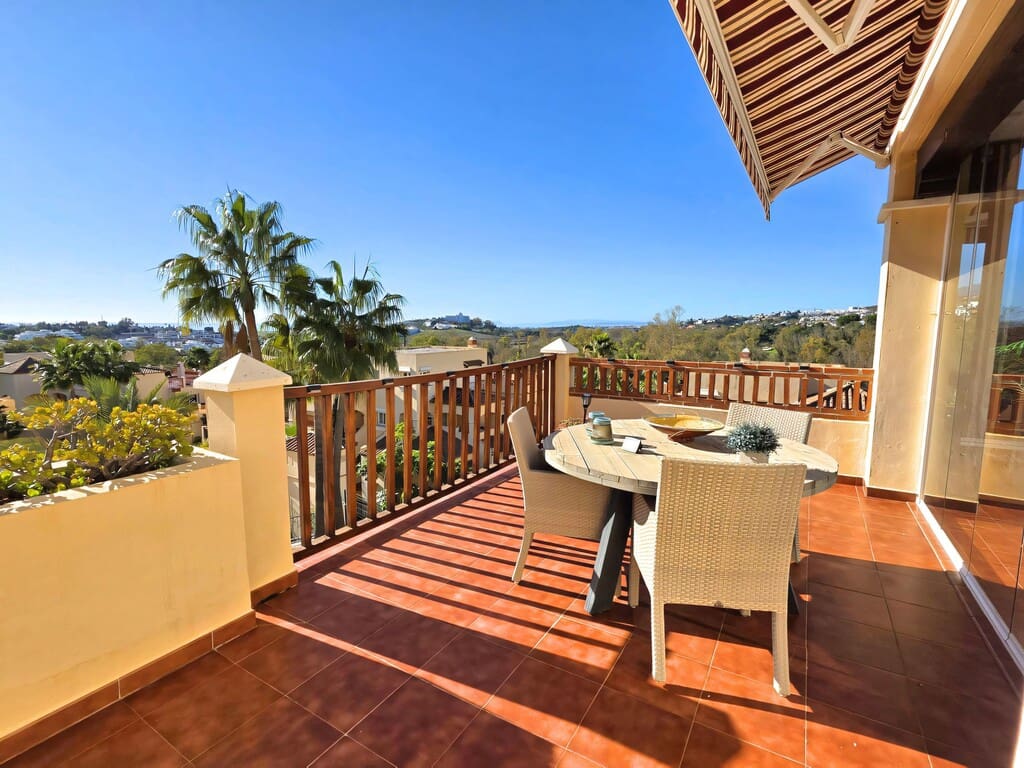 2 bedroom Apartment for sale in Estepona with pool garage - € 749,000 (Ref: 9689974)