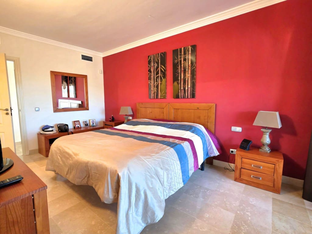 2 bedroom Apartment for sale in Estepona with pool garage - € 749,000 (Ref: 9689974)