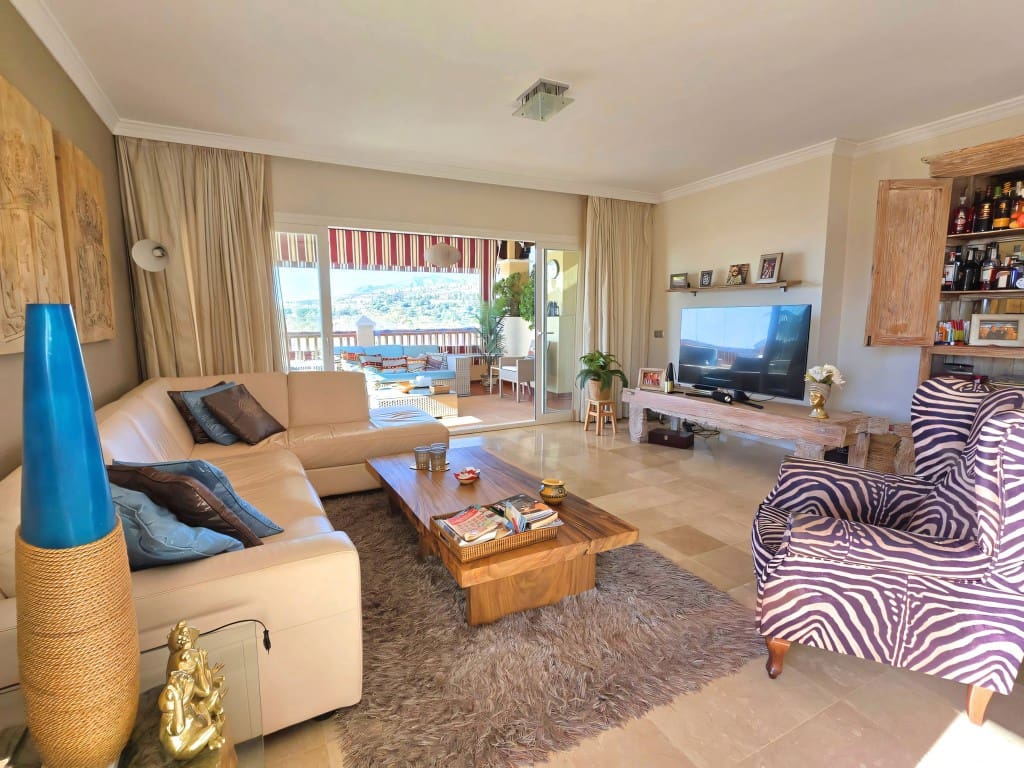 2 bedroom Apartment for sale in Estepona with pool garage - € 749,000 (Ref: 9689974)