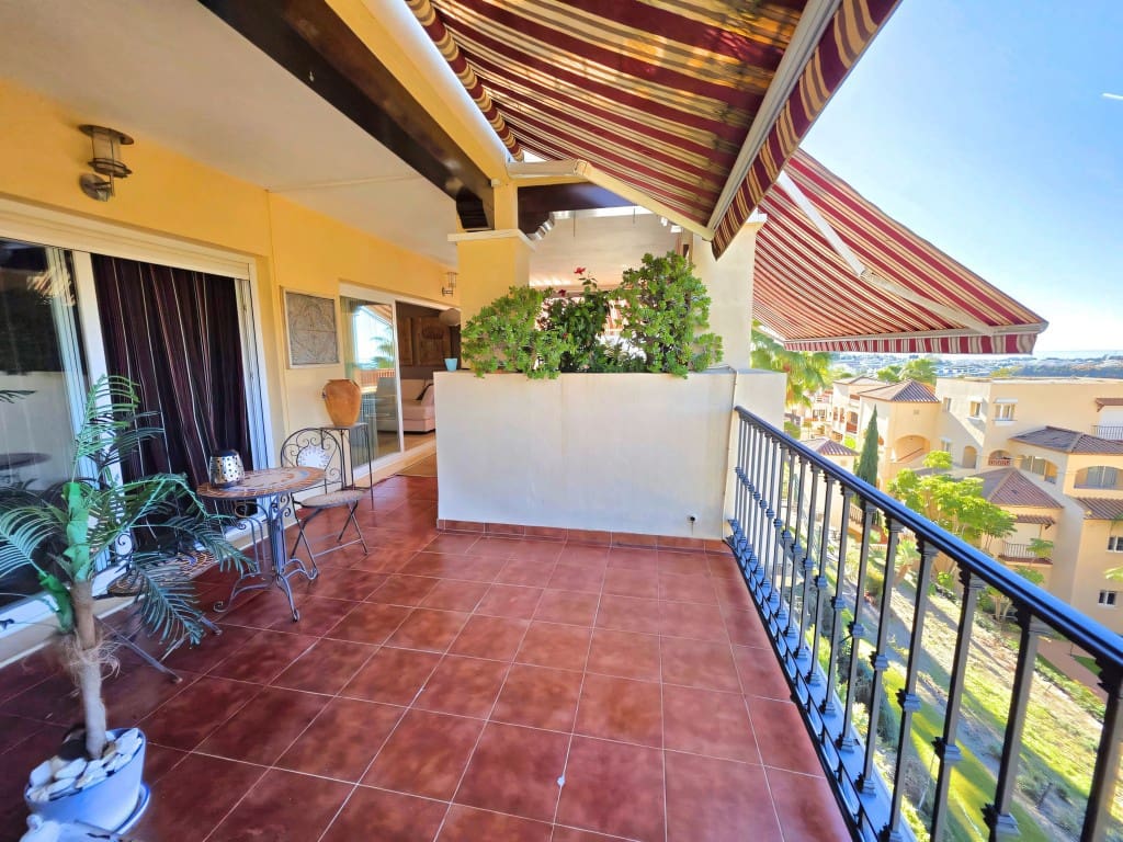 2 bedroom Apartment for sale in Estepona with pool garage - € 749,000 (Ref: 9689974)