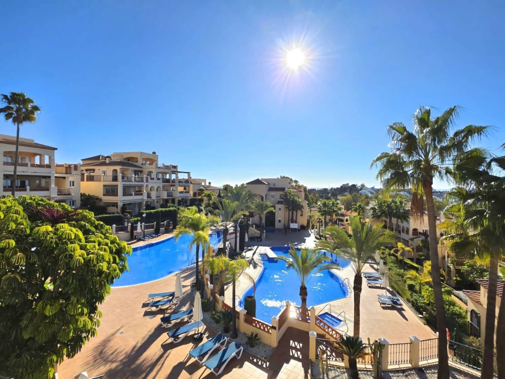 2 bedroom Apartment for sale in Estepona with pool garage - € 749,000 (Ref: 9689974)