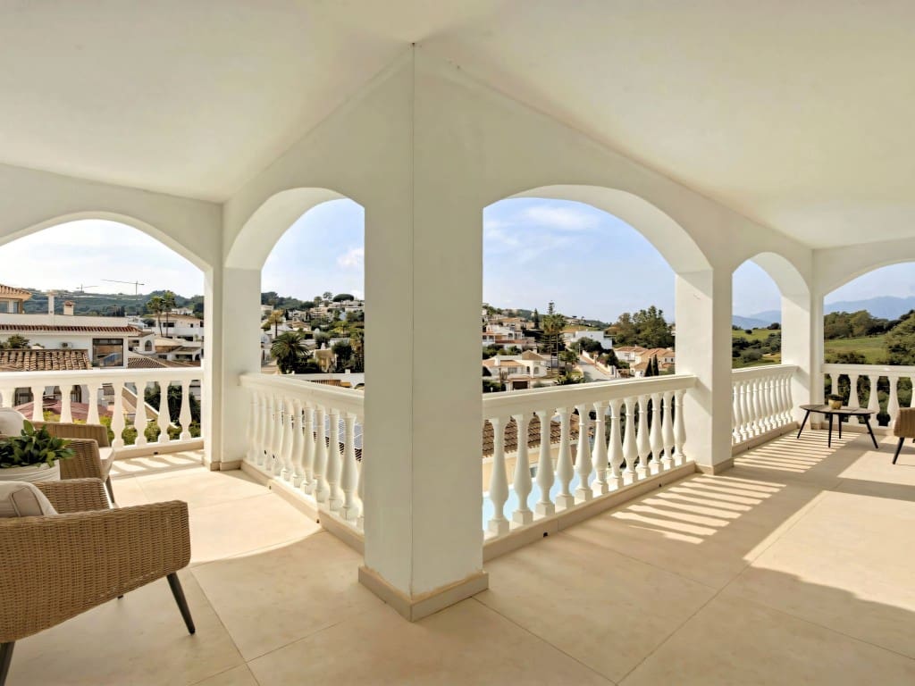 6 makuuhuone Huvila myytävänä paikassa Mijas Costa mukana uima-altaan - 1 095 000 € (Ref: 9689975)