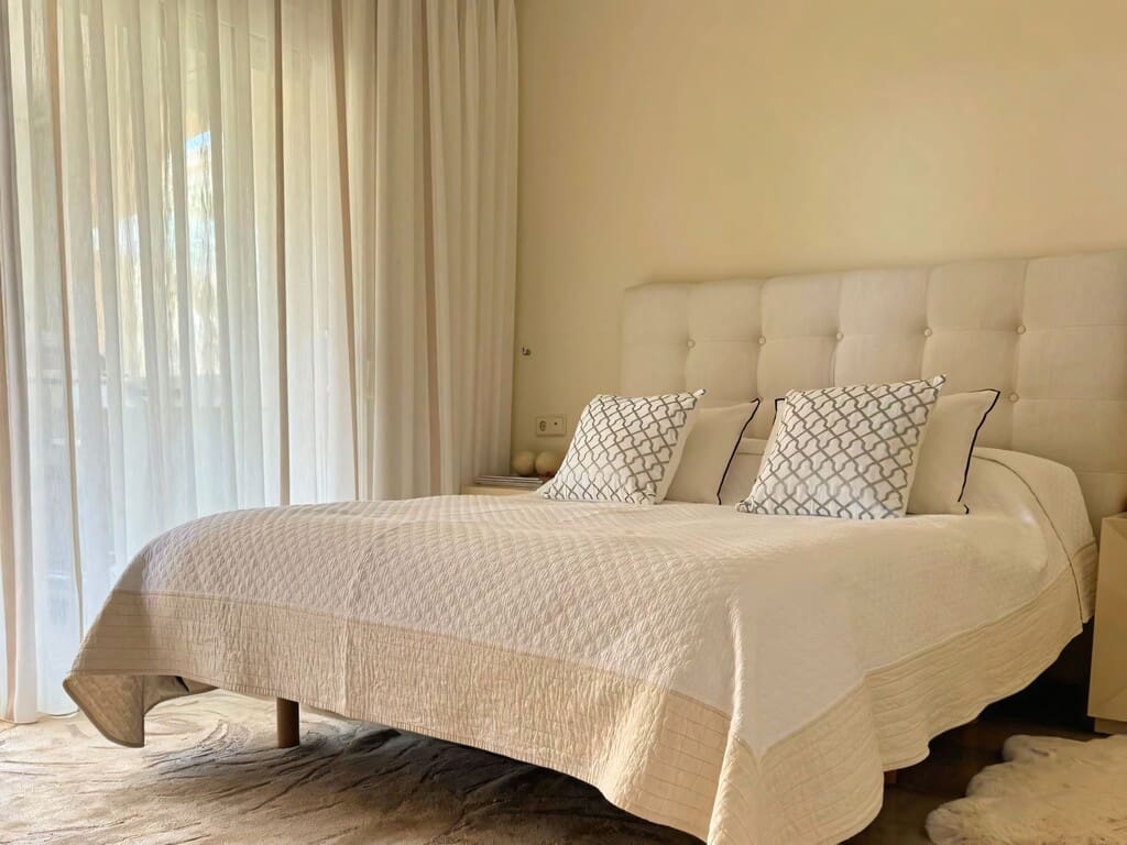 2 bedroom Apartment for sale in Elviria with pool garage - € 750,000 (Ref: 9694631)