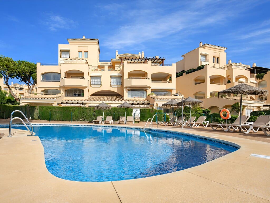2 bedroom Apartment for sale in Elviria with pool garage - € 750,000 (Ref: 9694631)