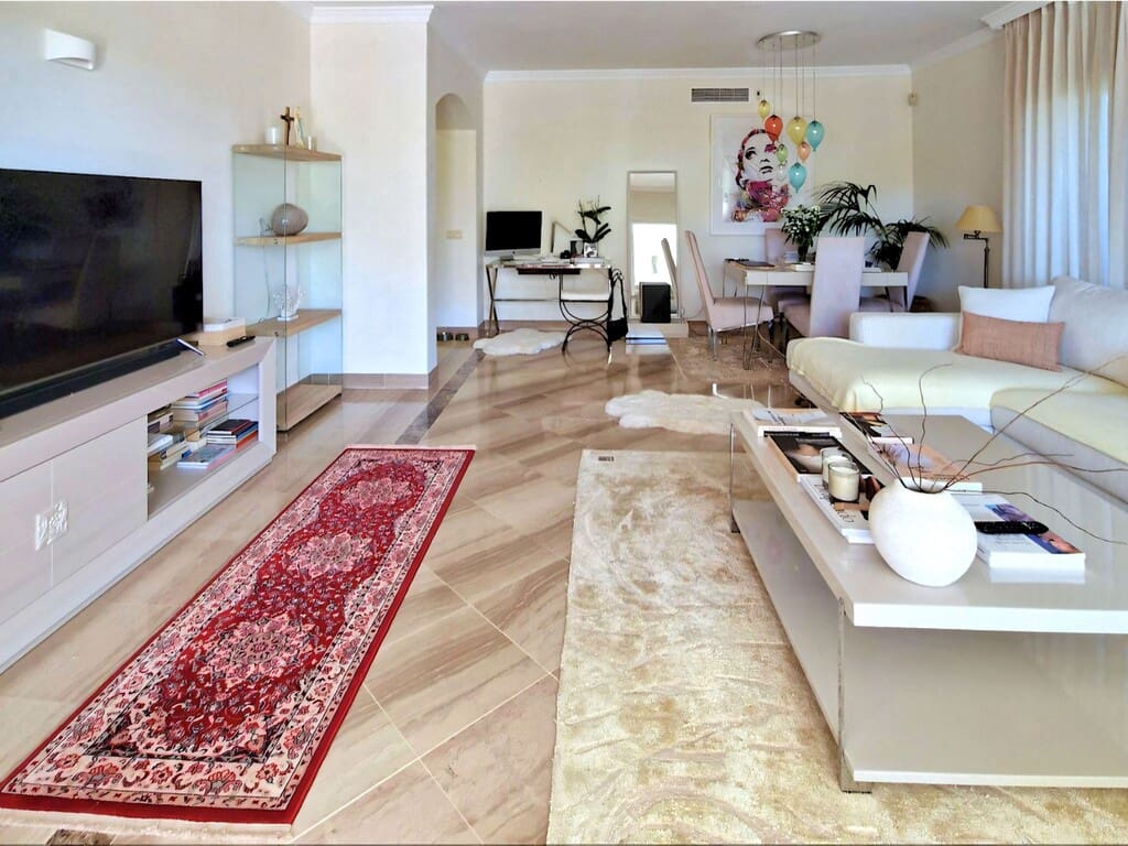 2 bedroom Apartment for sale in Elviria with pool garage - € 750,000 (Ref: 9694631)