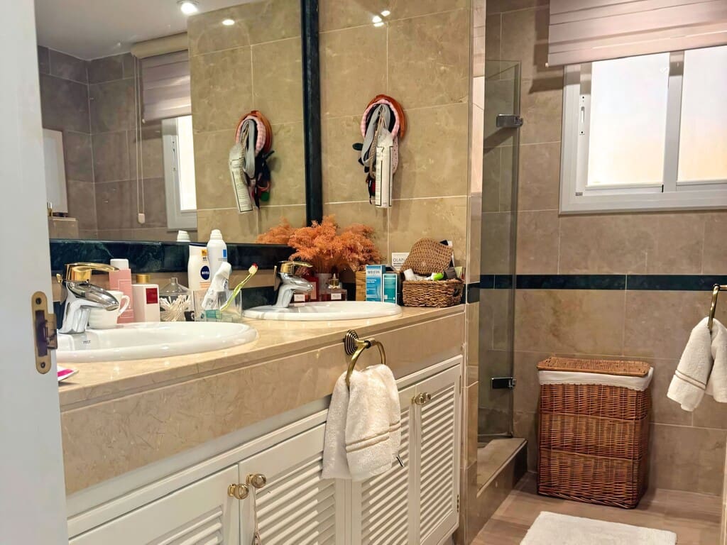 2 bedroom Apartment for sale in Elviria with pool garage - € 750,000 (Ref: 9694631)