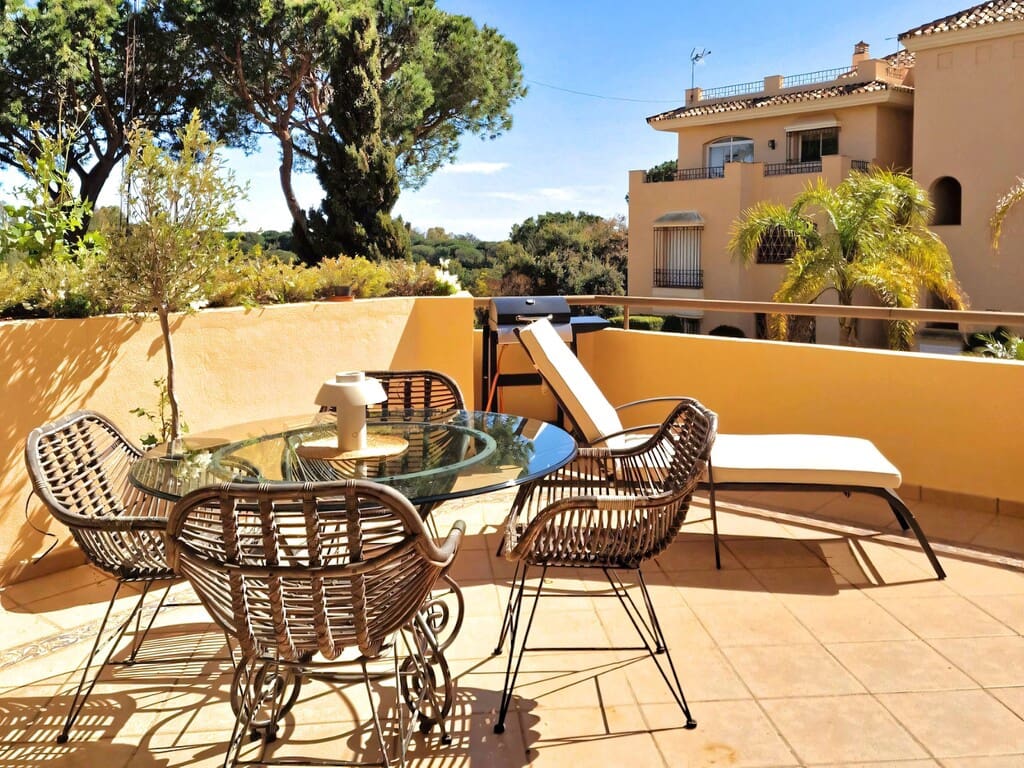 2 bedroom Apartment for sale in Elviria with pool garage - € 750,000 (Ref: 9694631)
