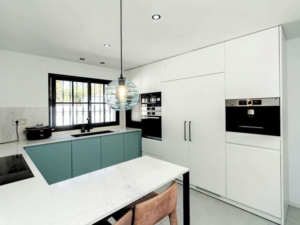 5 Zimmer Villa zu verkaufen in El Paraiso mit Pool Garage - 1.600.000 € (Ref: 9694632)