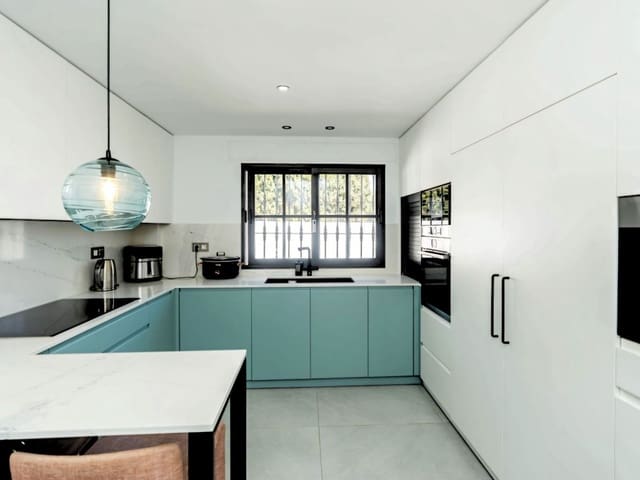 5 Zimmer Villa zu verkaufen in El Paraiso, Estepona mit Pool Garage - 1.600.000 € (Ref: 9694632)