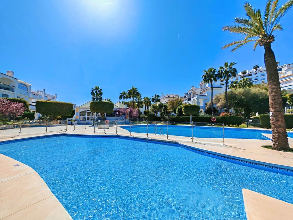 2 bedroom Apartment for sale in Riviera del Sol with pool - € 310,000 (Ref: 9706152)