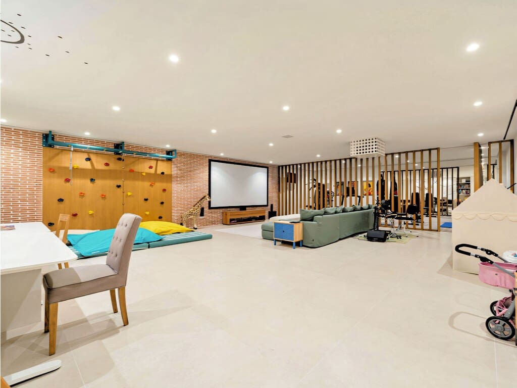 6 bedroom Villa for sale in San Pedro de Alcantara with pool garage - € 5,995,000 (Ref: 9710984)