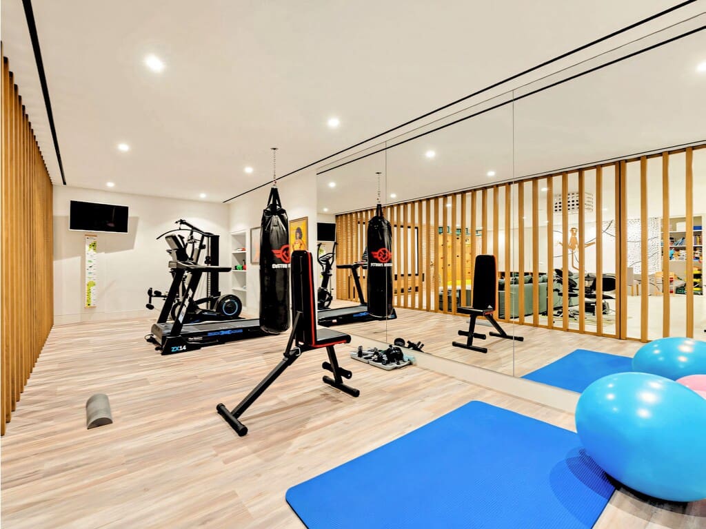 6 bedroom Villa for sale in San Pedro de Alcantara with pool garage - € 5,995,000 (Ref: 9710984)