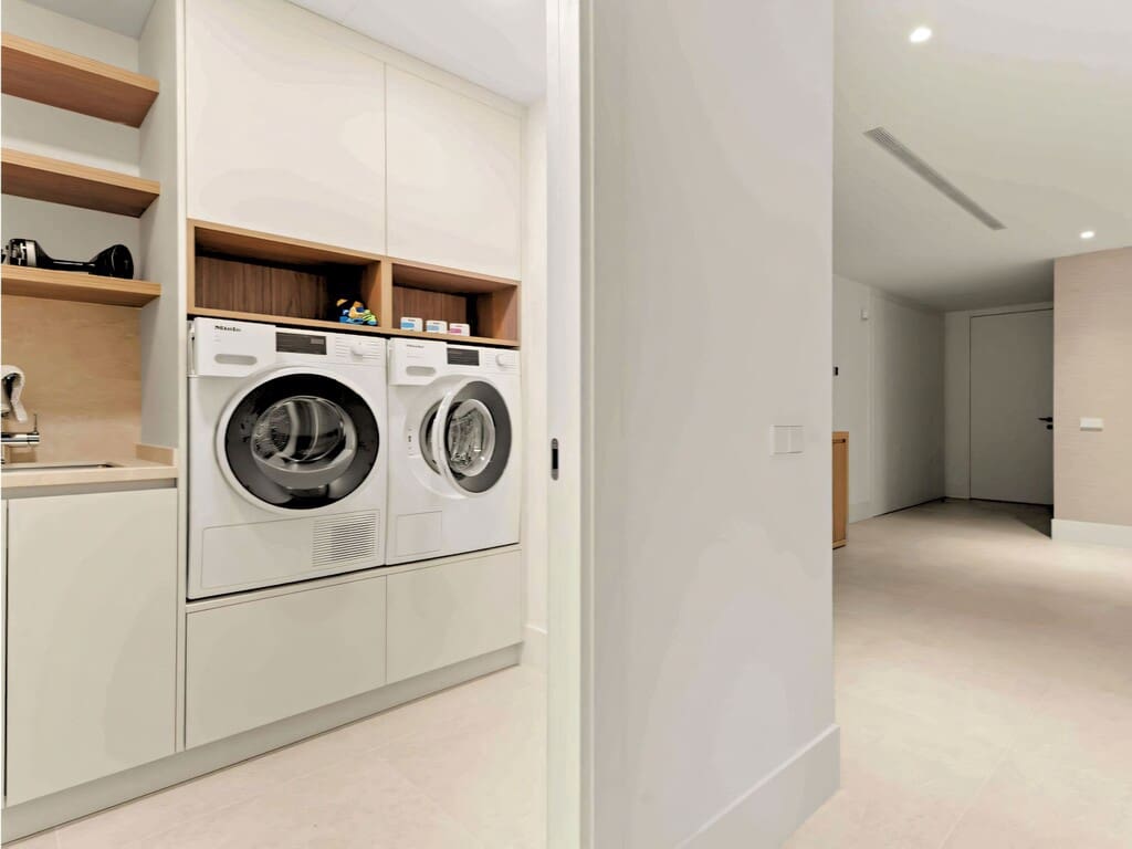 5 bedroom Villa for sale in San Pedro de Alcantara with pool garage - € 3,695,000 (Ref: 9714446)