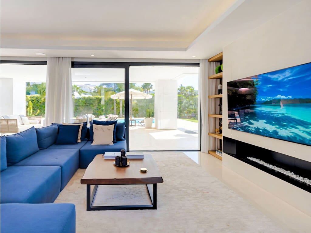 6 bedroom Villa for sale in Nueva Andalucia with pool garage - € 4,100,000 (Ref: 9714447)