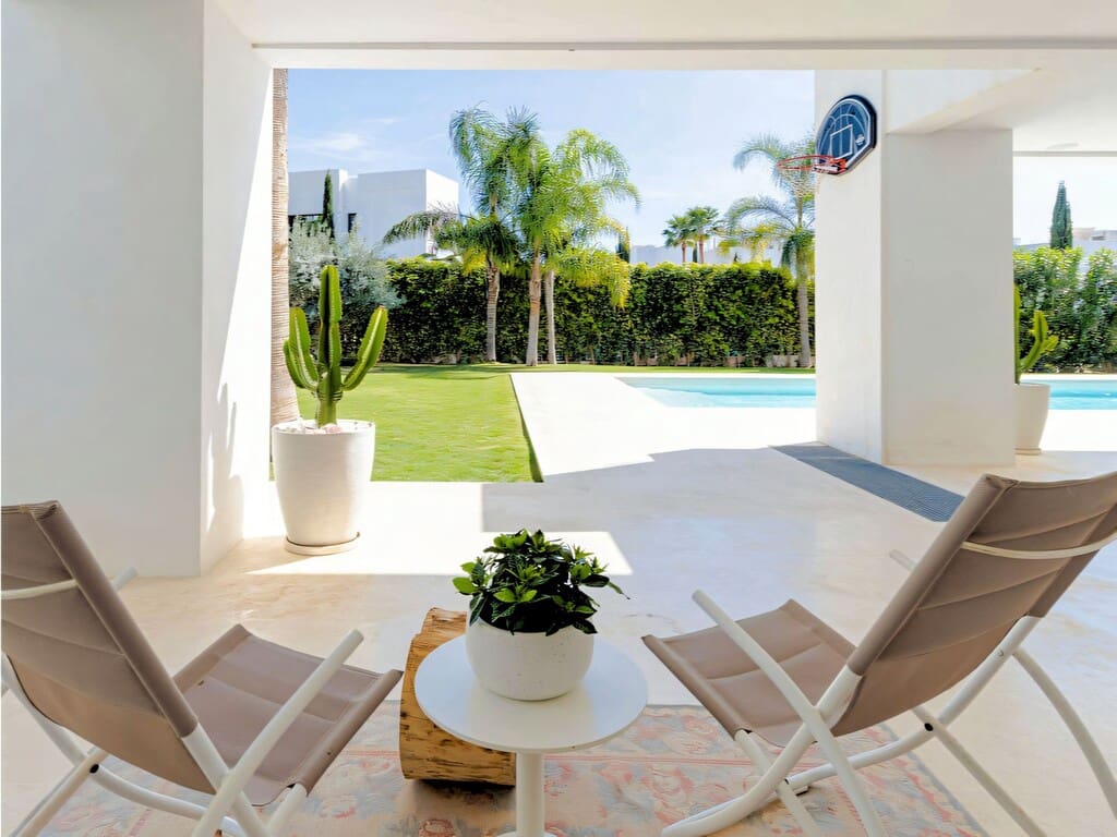 6 bedroom Villa for sale in Nueva Andalucia with pool garage - € 4,100,000 (Ref: 9714447)