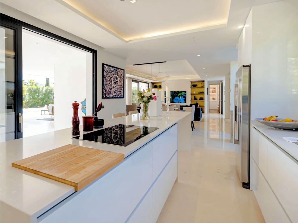 6 bedroom Villa for sale in Nueva Andalucia with pool garage - € 4,100,000 (Ref: 9714447)