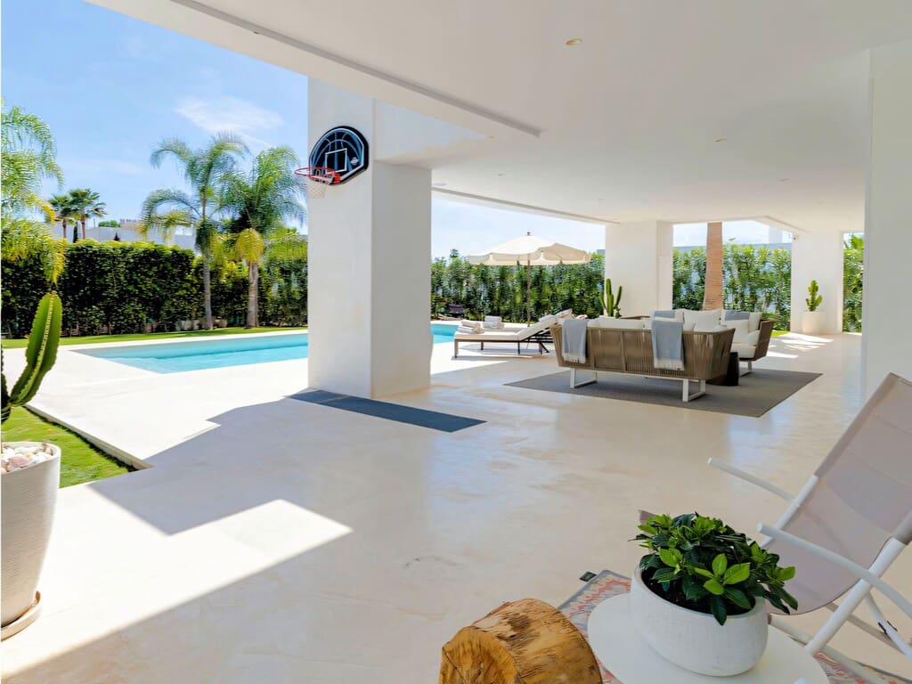 6 bedroom Villa for sale in Nueva Andalucia with pool garage - € 4,100,000 (Ref: 9714447)