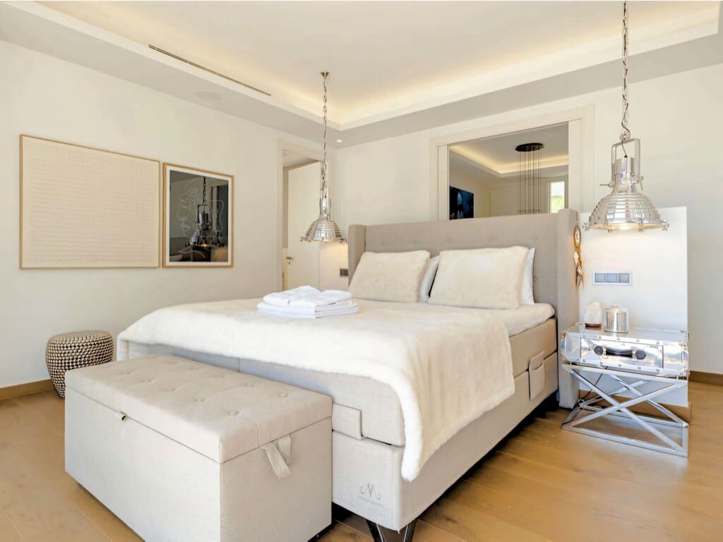 6 bedroom Villa for sale in Nueva Andalucia with pool garage - € 4,100,000 (Ref: 9714447)