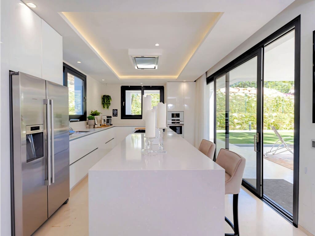 6 bedroom Villa for sale in Nueva Andalucia with pool garage - € 4,100,000 (Ref: 9714447)