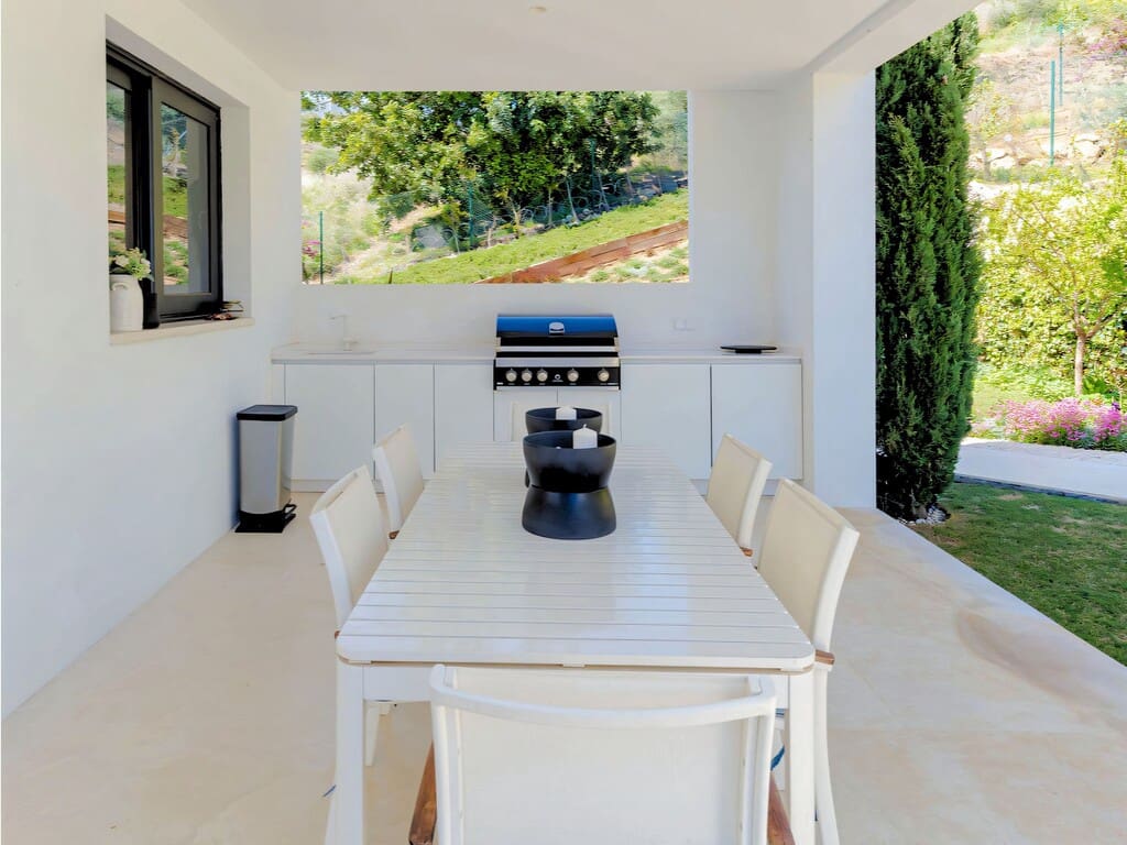 6 bedroom Villa for sale in Nueva Andalucia with pool garage - € 4,100,000 (Ref: 9714447)