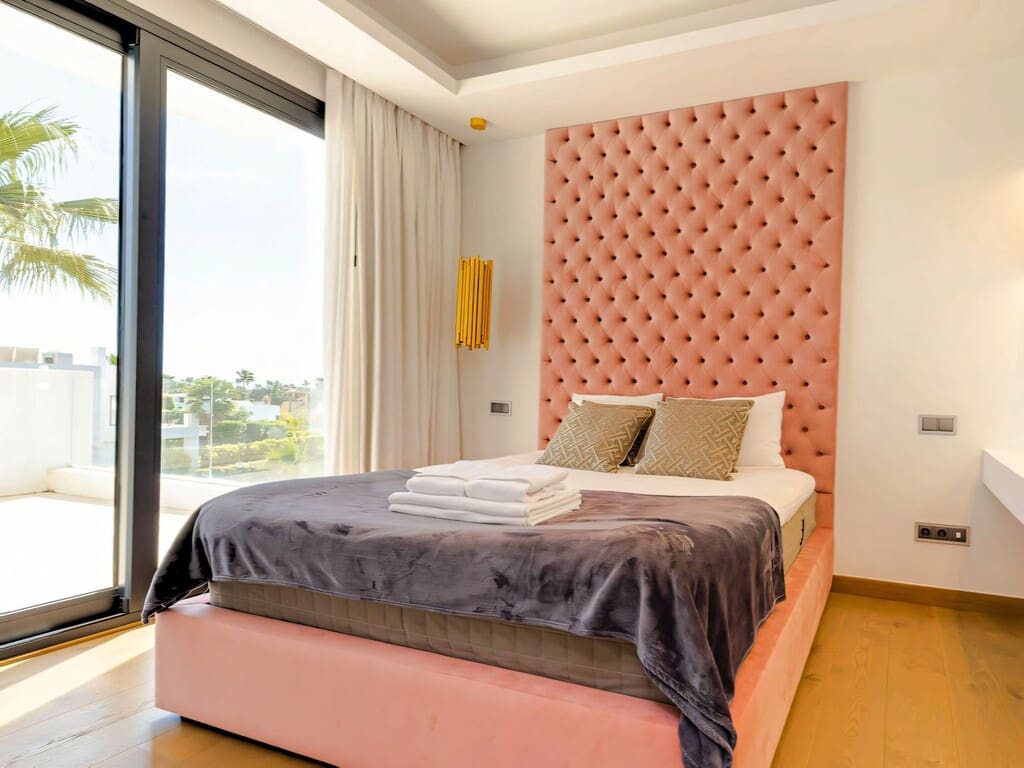 6 bedroom Villa for sale in Nueva Andalucia with pool garage - € 4,100,000 (Ref: 9714447)