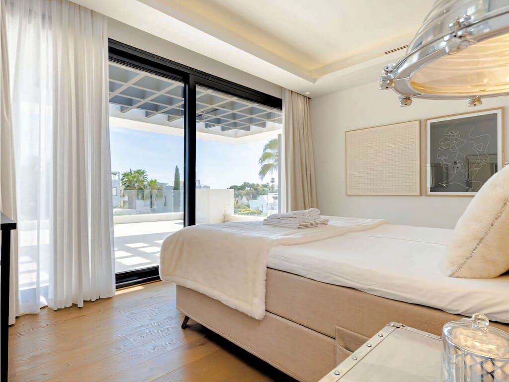 6 bedroom Villa for sale in Nueva Andalucia with pool garage - € 4,100,000 (Ref: 9714447)