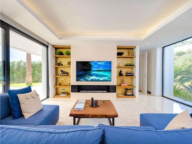 6 bedroom Villa for sale in Nueva Andalucia, Marbella with pool garage - € 4,100,000 (Ref: 9714447)