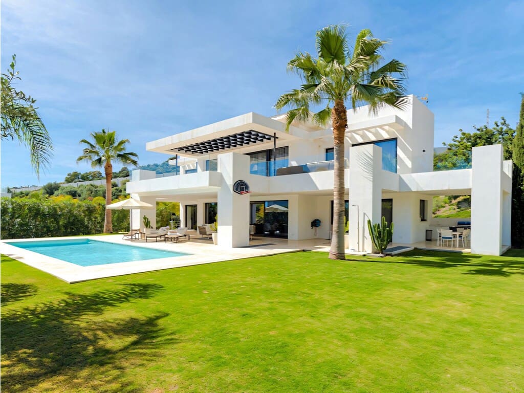 6 bedroom Villa for sale in Nueva Andalucia with pool garage - € 4,100,000 (Ref: 9714447)