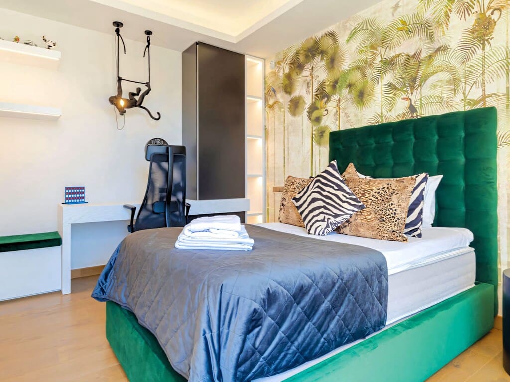 6 bedroom Villa for sale in Nueva Andalucia with pool garage - € 4,100,000 (Ref: 9714447)