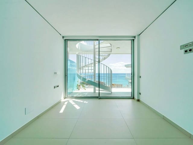 2 soverom Penthouse til salgs i El Higuerón, Fuengirola med svømmebasseng garasje - € 775 000 (Ref: 9726289)