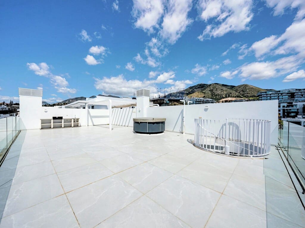 2 sypialnia Penthouse na sprzedaż w Fuengirola z basenem garażem - 775 000 € (Ref: 9726289)