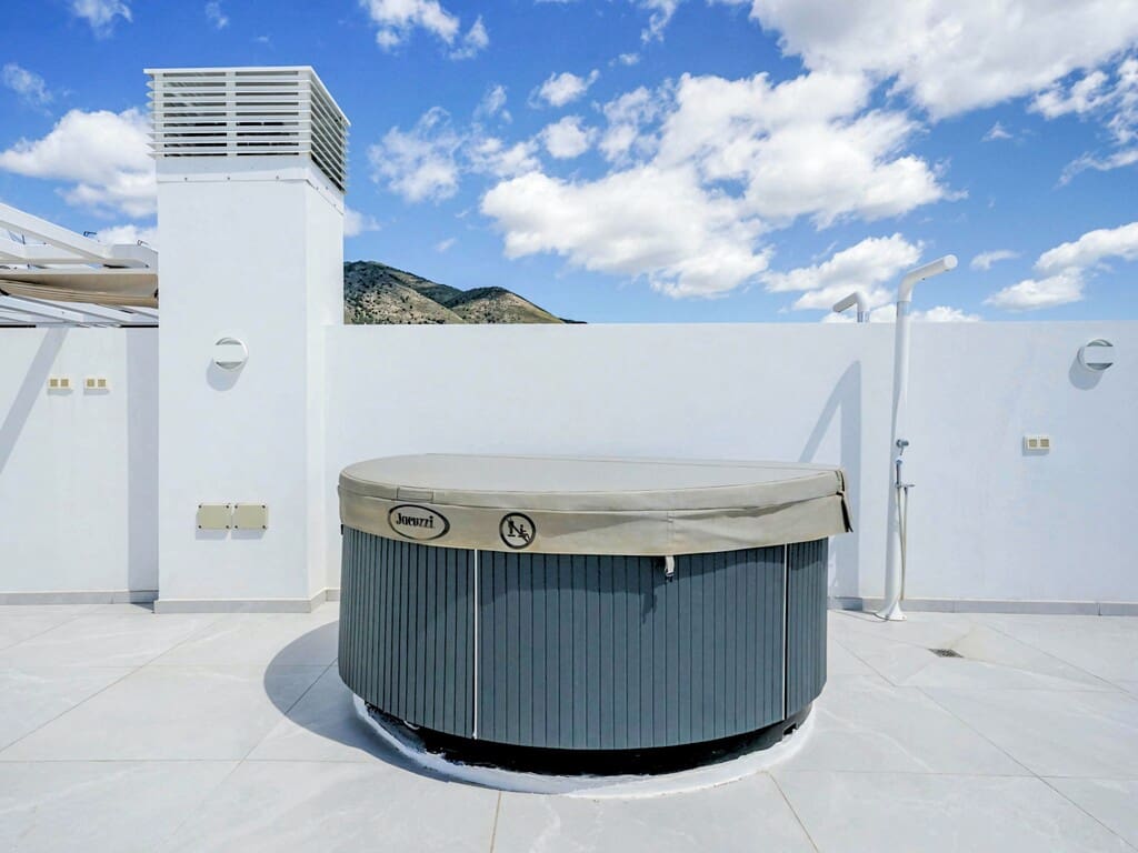 2 sypialnia Penthouse na sprzedaż w Fuengirola z basenem garażem - 775 000 € (Ref: 9726289)