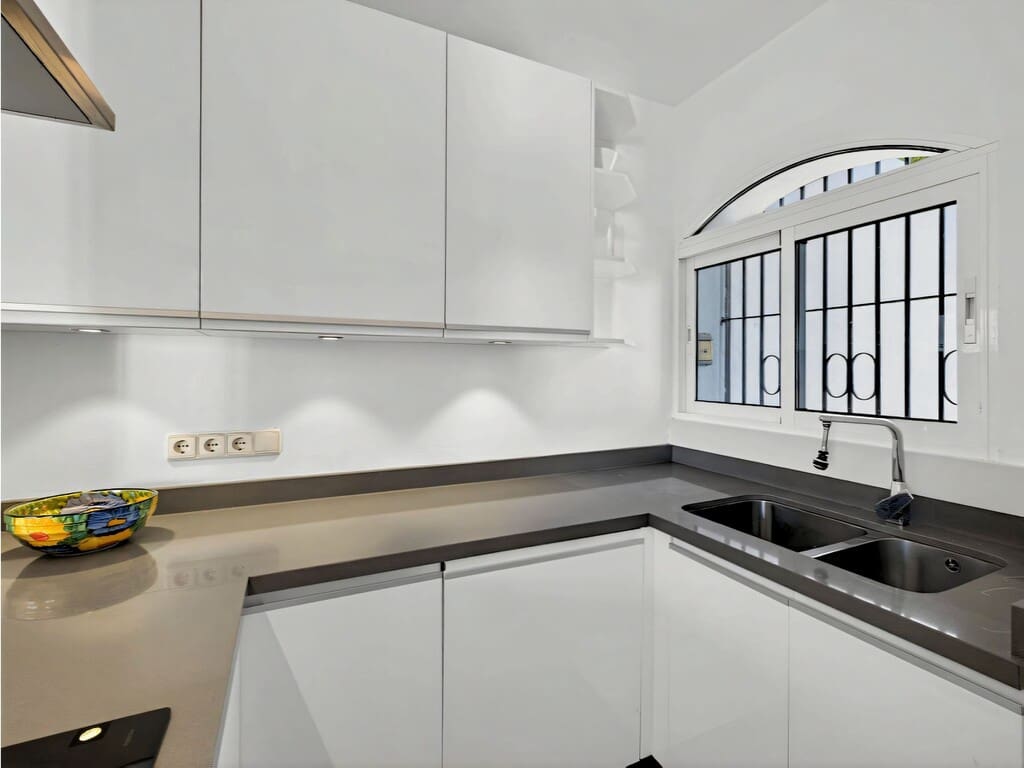 2 bedroom Townhouse for sale in Marbella with pool - € 450,000 (Ref: 9726290)