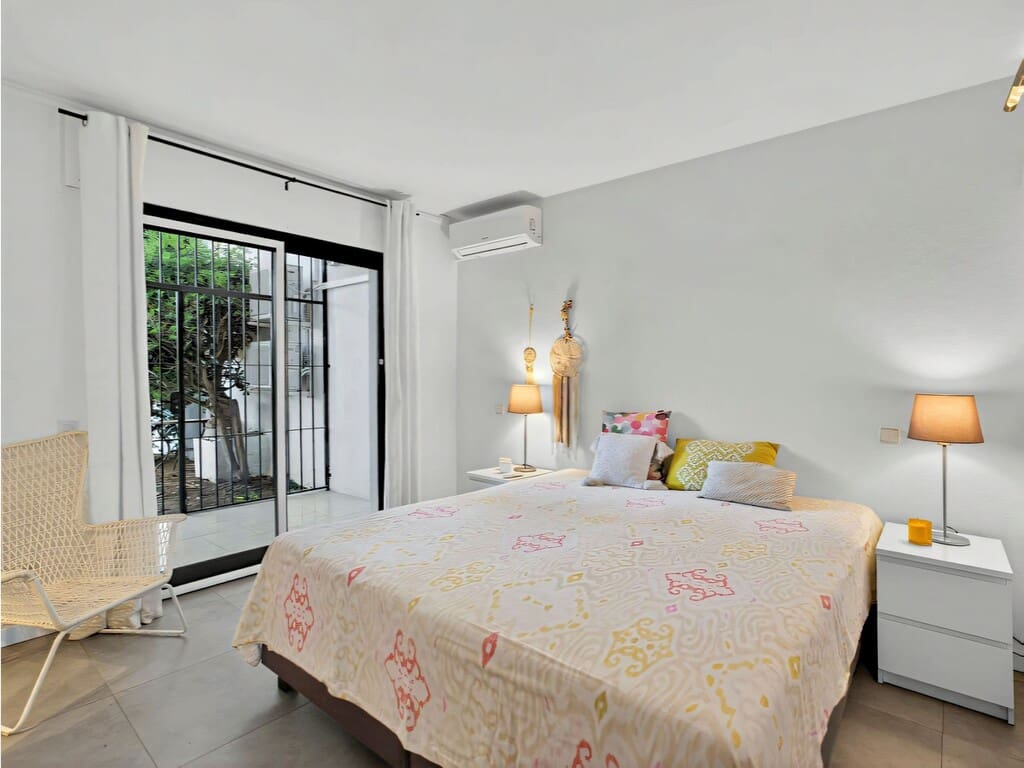 2 bedroom Townhouse for sale in Marbella with pool - € 450,000 (Ref: 9726290)