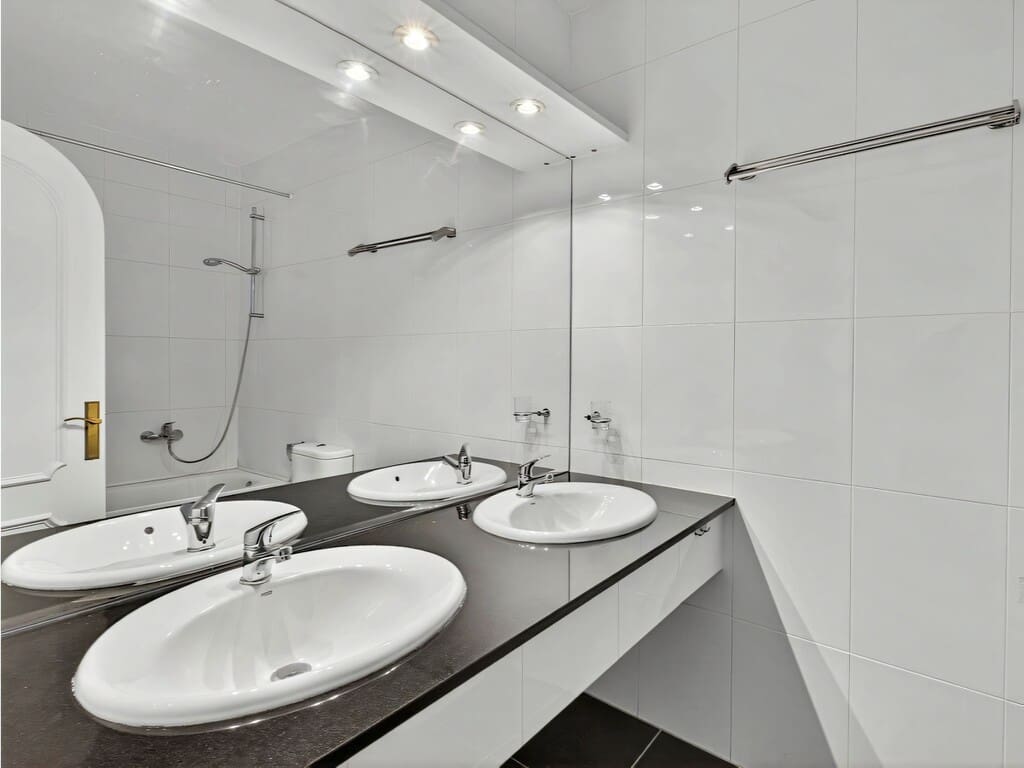 2 bedroom Townhouse for sale in Marbella with pool - € 450,000 (Ref: 9726290)