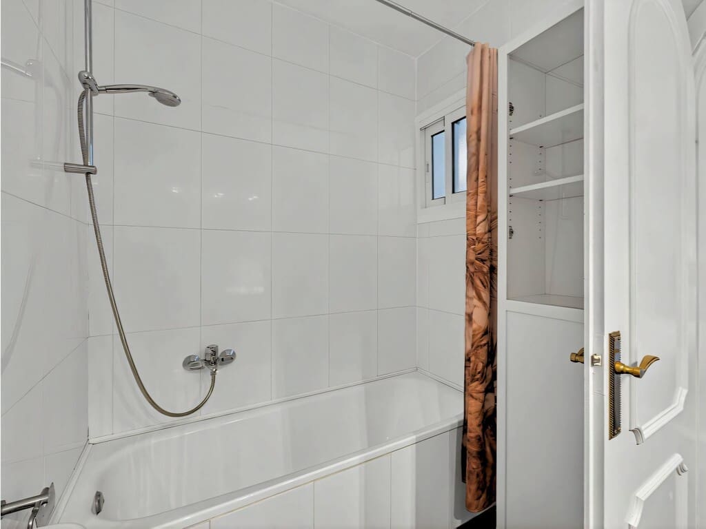 2 bedroom Townhouse for sale in Marbella with pool - € 450,000 (Ref: 9726290)