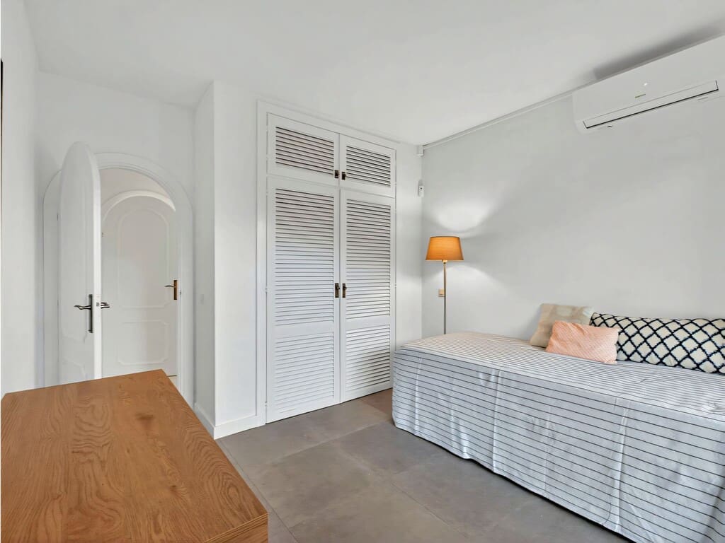 2 bedroom Townhouse for sale in Marbella with pool - € 450,000 (Ref: 9726290)