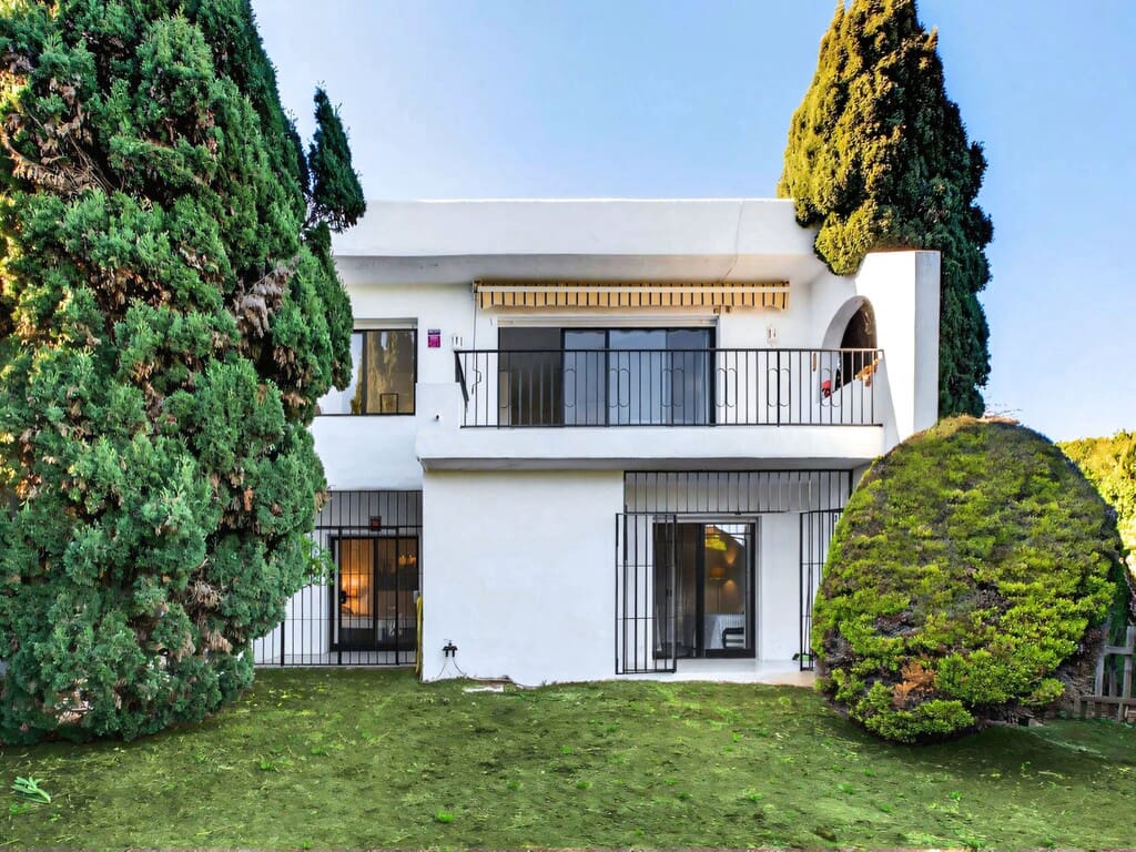 2 bedroom Townhouse for sale in Marbella with pool - € 450,000 (Ref: 9726290)