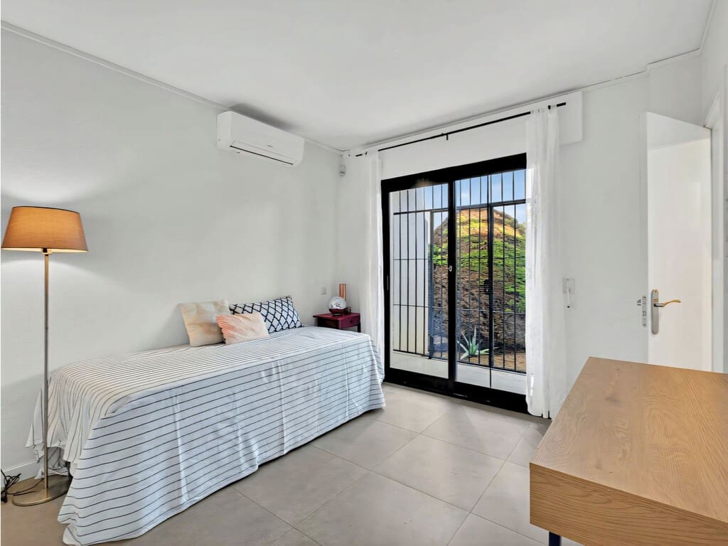 2 bedroom Townhouse for sale in Marbella with pool - € 450,000 (Ref: 9726290)