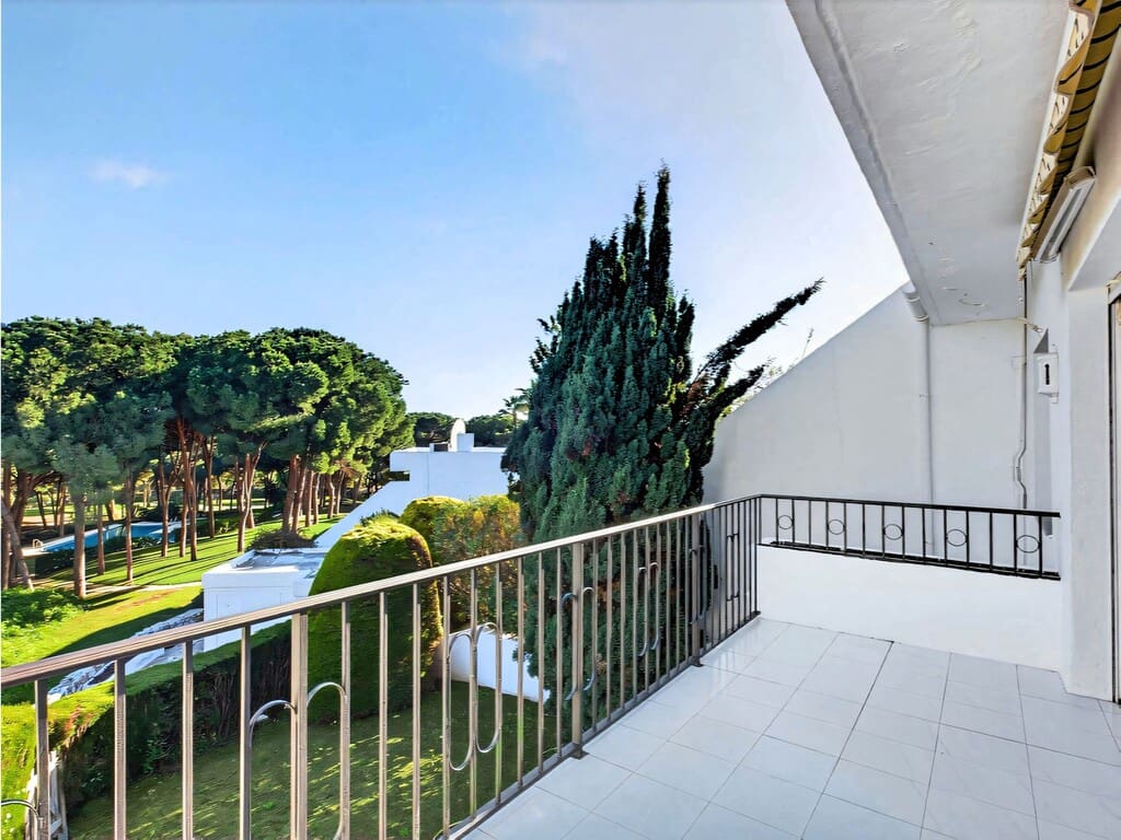 2 bedroom Townhouse for sale in Marbella with pool - € 450,000 (Ref: 9726290)