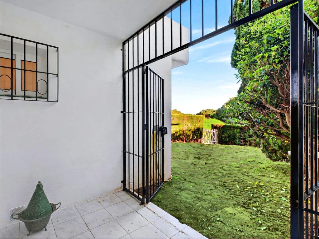 2 bedroom Townhouse for sale in Marbella with pool - € 450,000 (Ref: 9726290)