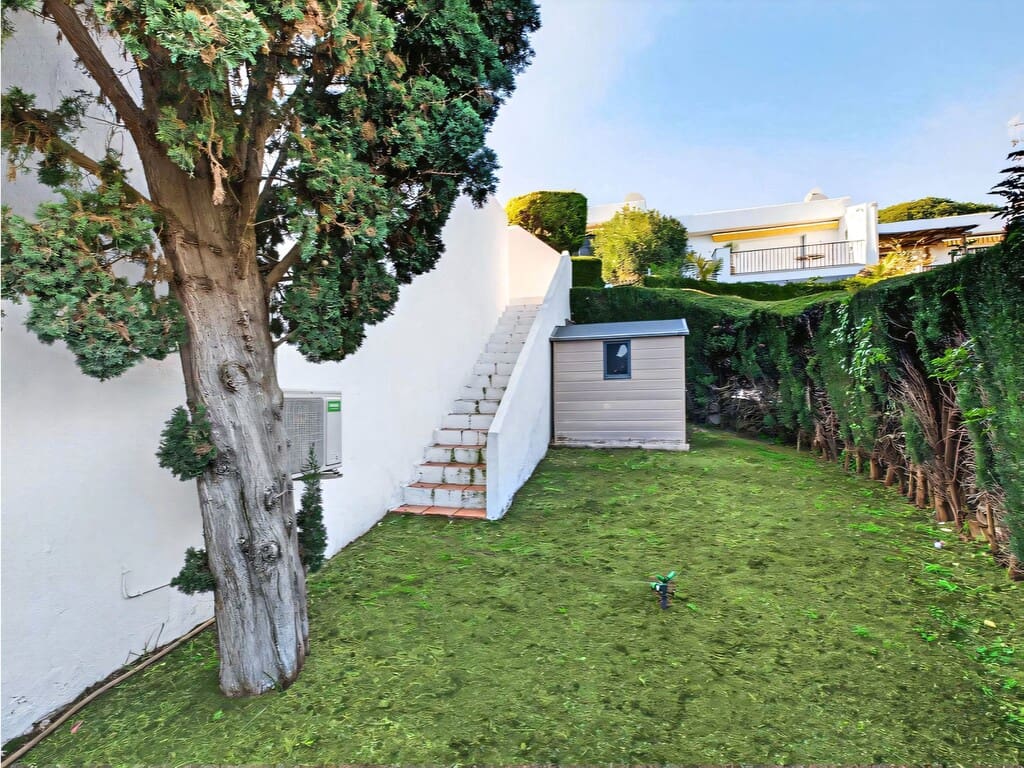 2 bedroom Townhouse for sale in Marbella with pool - € 450,000 (Ref: 9726290)