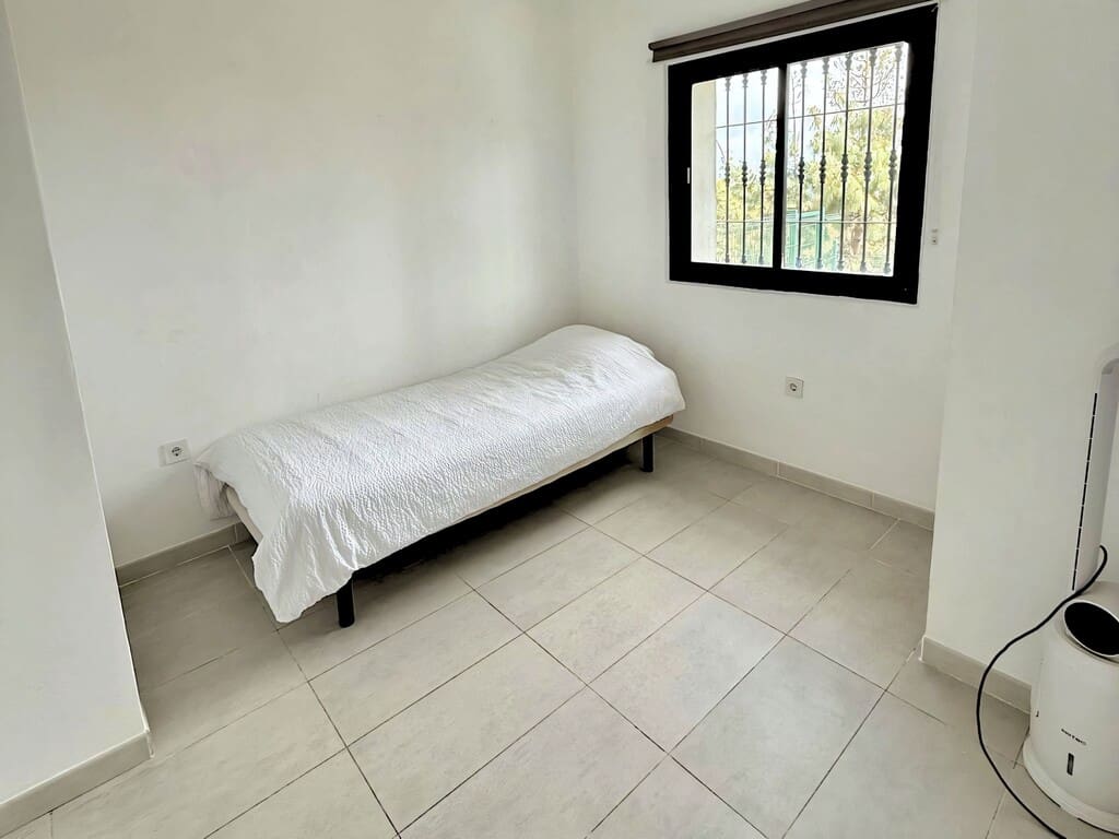 3 bedroom Apartment for sale in Calahonda with pool - € 335,000 (Ref: 9731730)